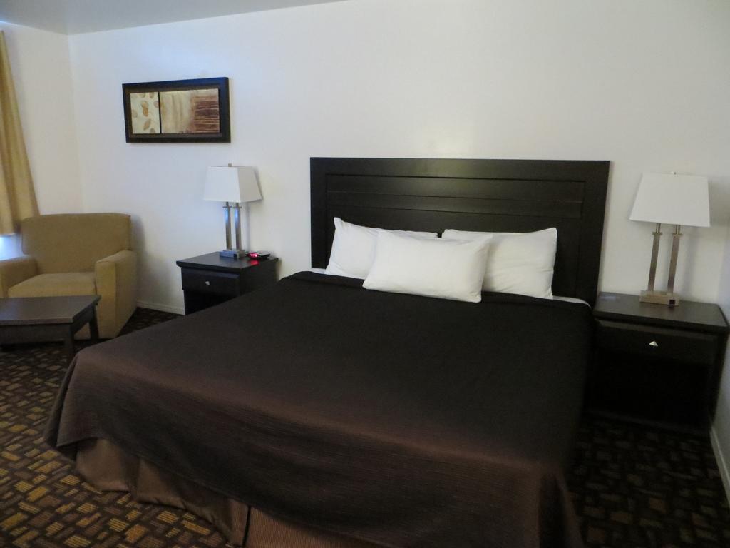 Travelodge By Wyndham Prince Albert Bagian luar foto