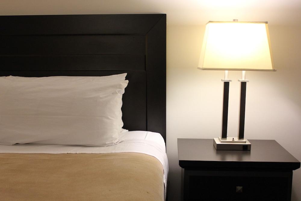 Travelodge By Wyndham Prince Albert Bagian luar foto