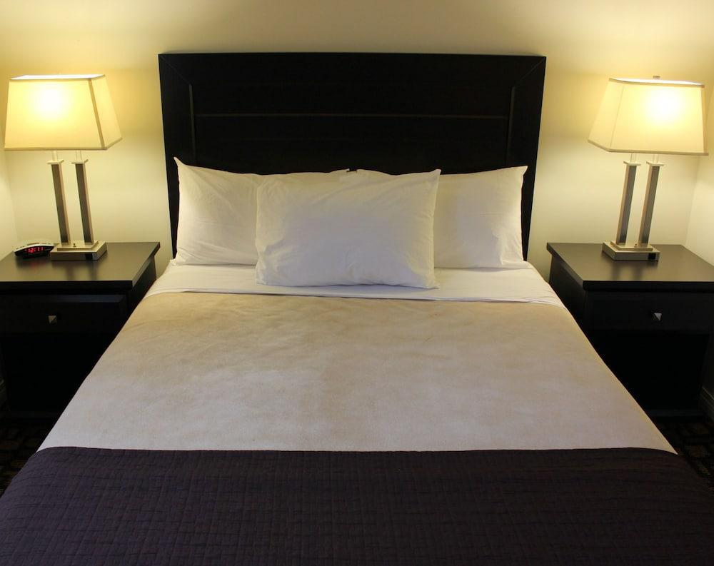 Travelodge By Wyndham Prince Albert Bagian luar foto