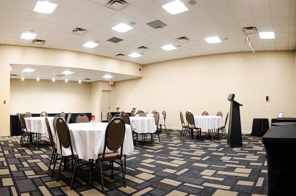 Travelodge By Wyndham Prince Albert Bagian luar foto