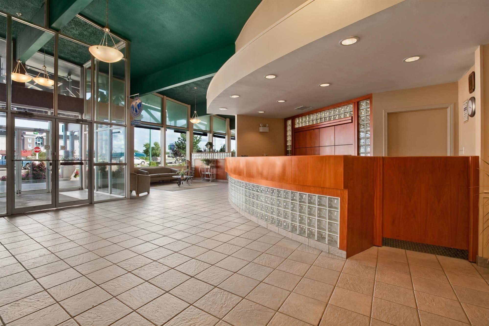Travelodge By Wyndham Prince Albert Bagian luar foto
