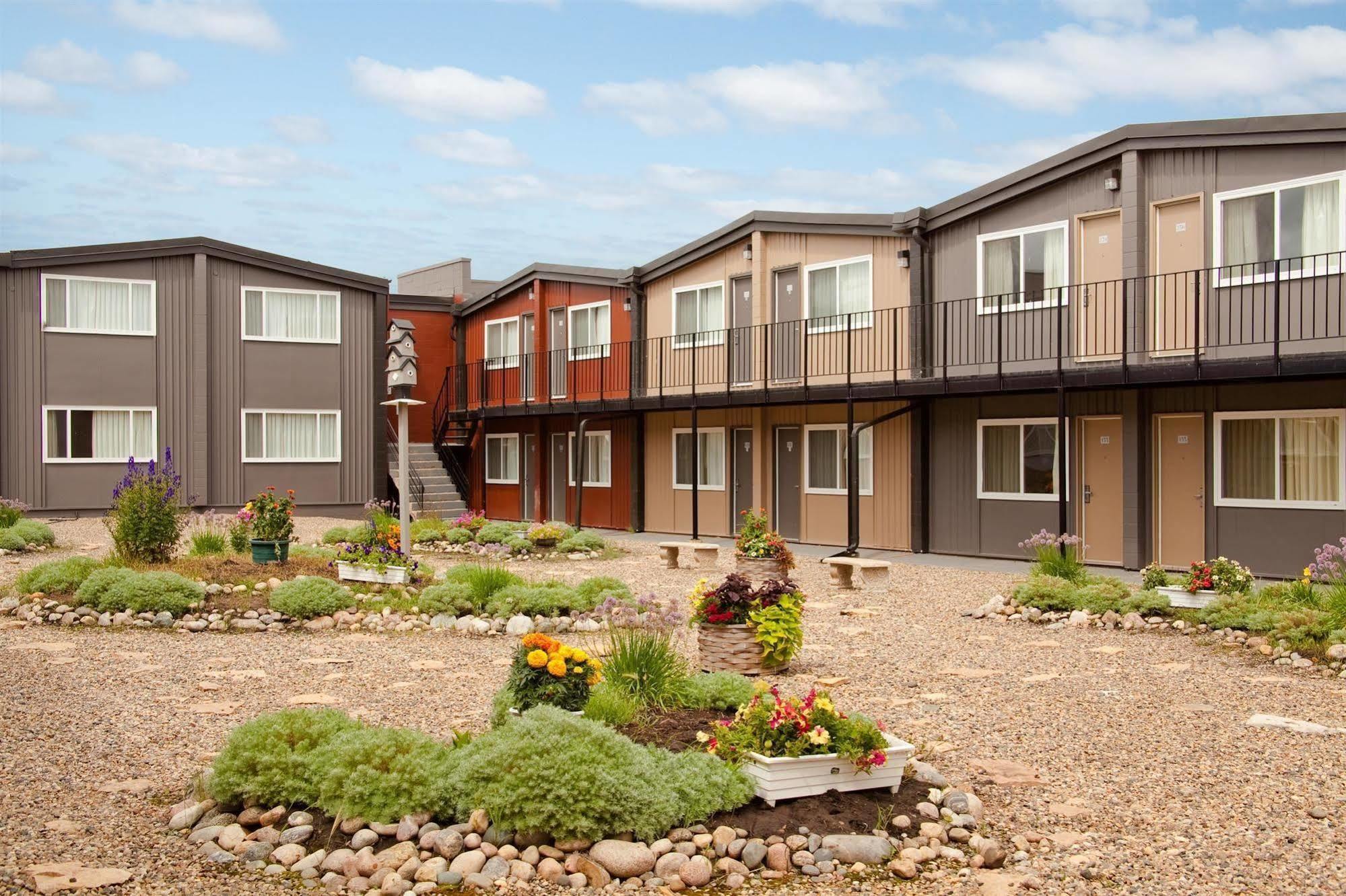 Travelodge By Wyndham Prince Albert Bagian luar foto