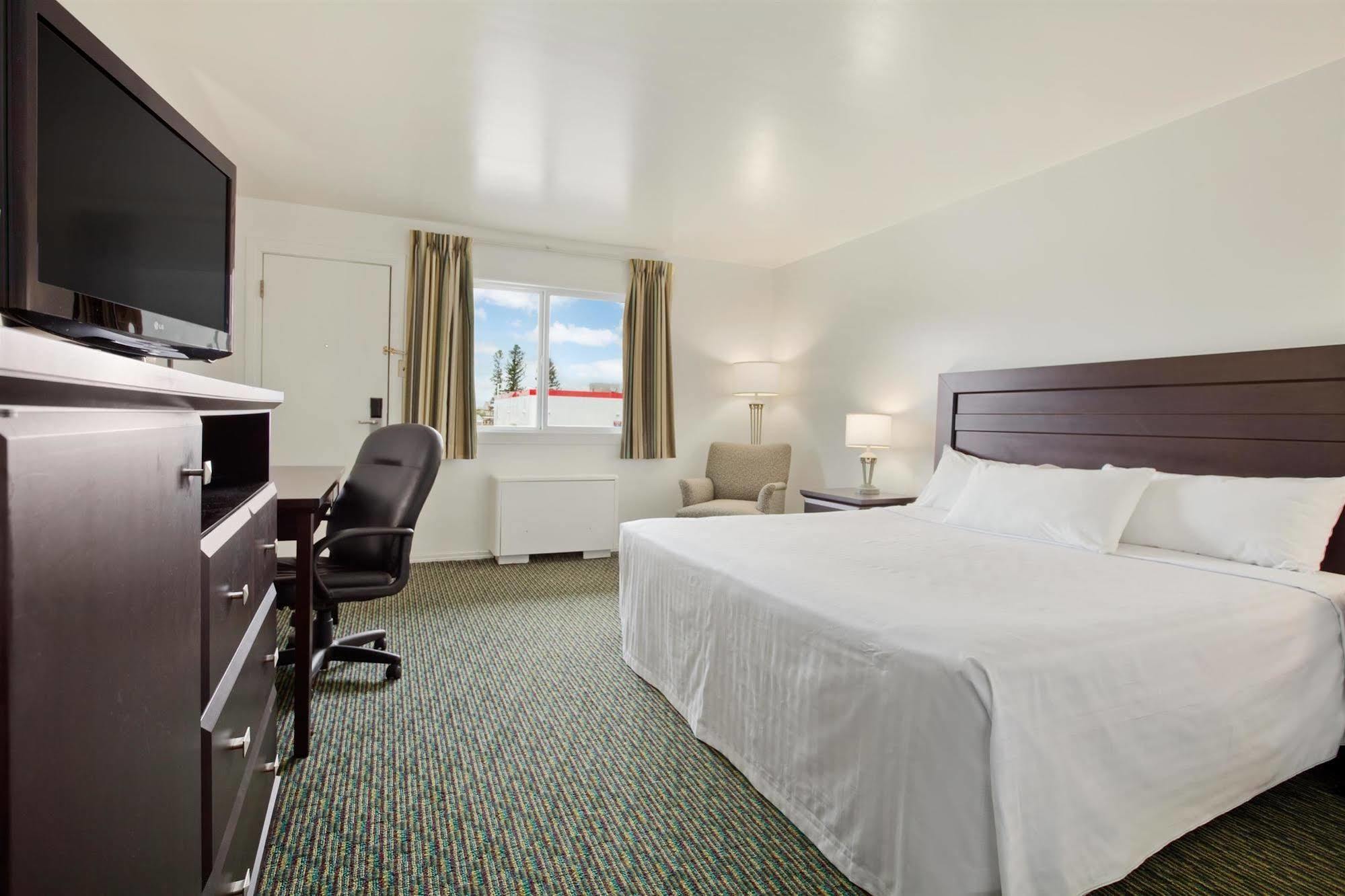 Travelodge By Wyndham Prince Albert Bagian luar foto