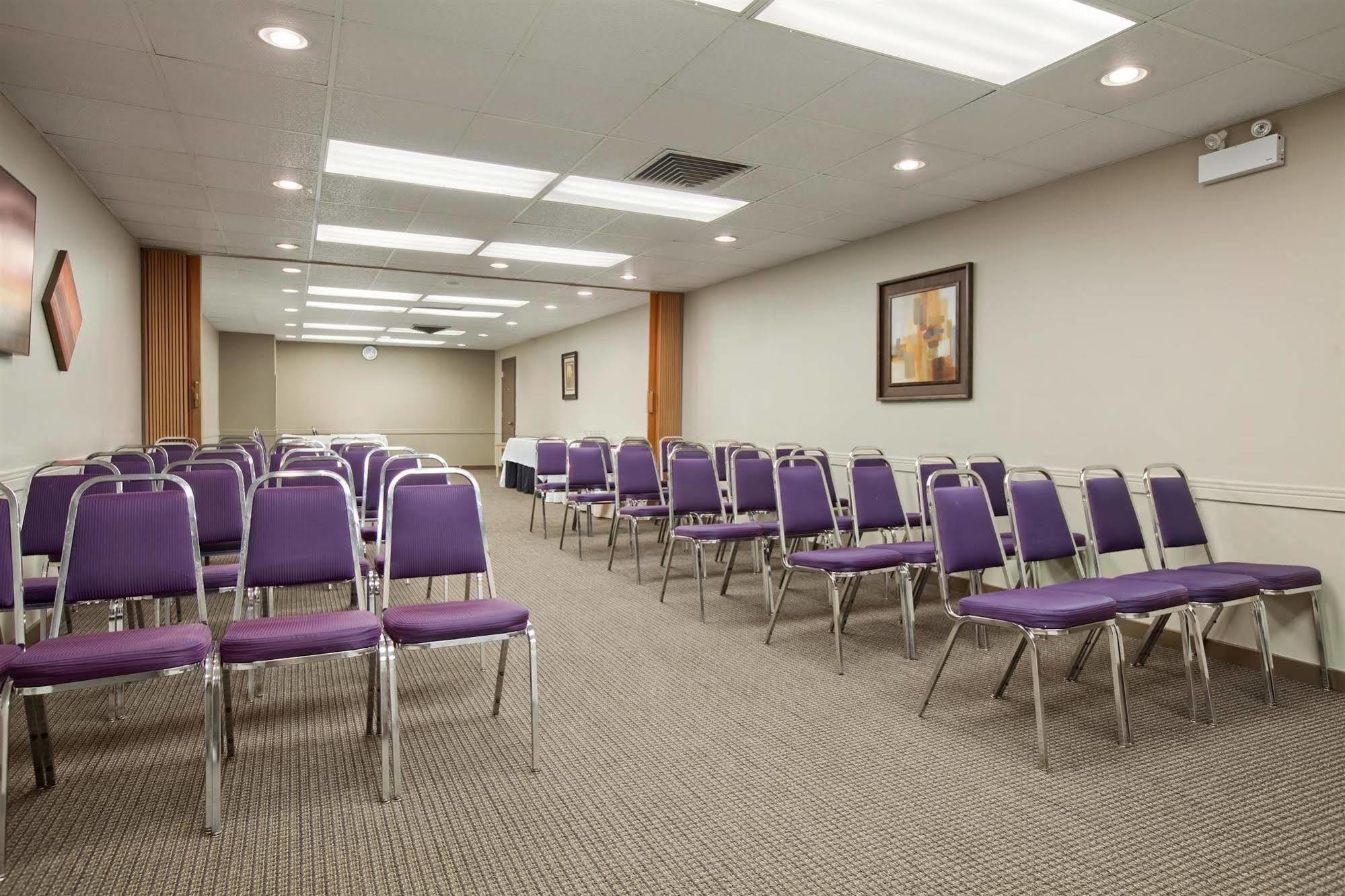 Travelodge By Wyndham Prince Albert Bagian luar foto